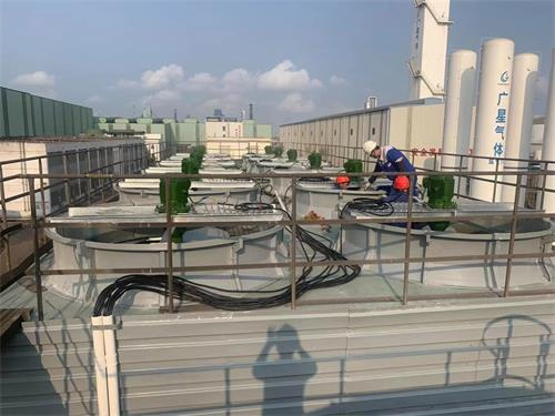 要想知道開式冷卻塔的水是如何冷卻，必須明白其散熱原理